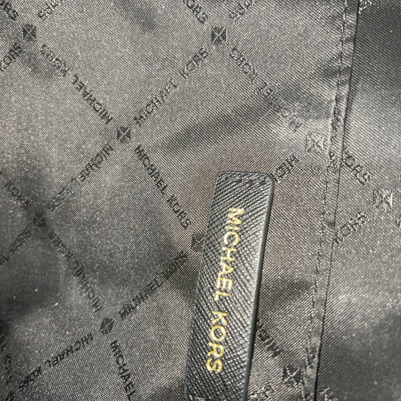 Jet Set Medium Saffiano Leather Top-Zip Tote Bag - Picture 6 of 14